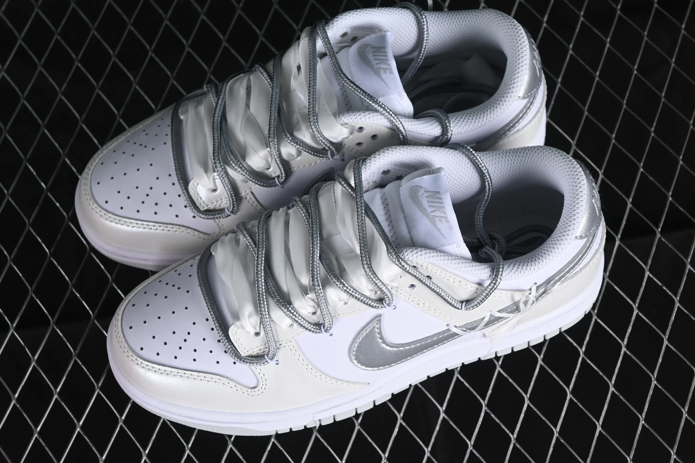 All Categories Nk SB Dunk Series Nk SB Dunk Low Low-top sneakers Nk Dunk Low Fresh silver ballet lace strap SB strap low-top casual sneakers DH9765-102
